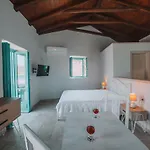 George Seafront Appartement Néon Oítilon
