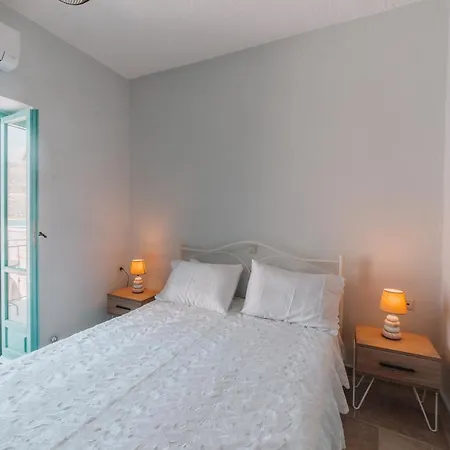 Apartmán George Seafront Néon Oítilon