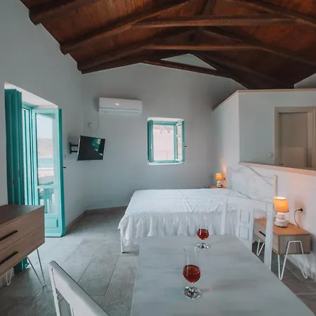 George Seafront Apartment Néon Oítilon